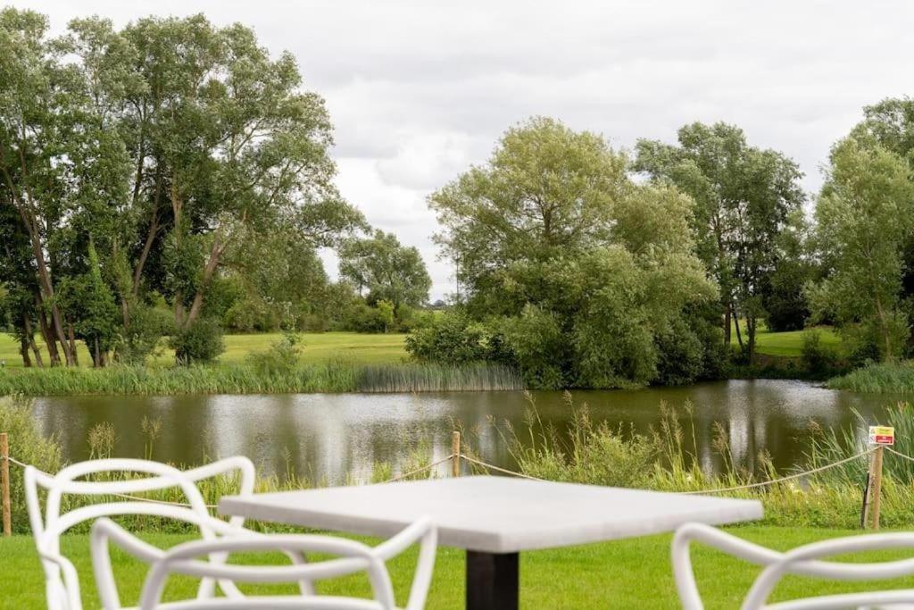 Kingfisher Hotel, Golf And Country Club Milton Keynes Eksteriør bilde